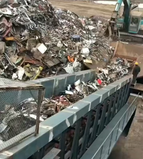 國外路友2000馬力主機遮擋式廢鋼破碎生產線