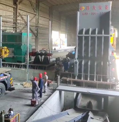 張家港傳來喜報，6000馬力破碎機(jī)安裝完畢。這個大家伙可不能小看它，每小時出料可高達(dá)150噸。